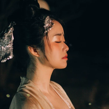 夜景帶團(tuán)扇女生頭像，唯美古風(fēng)真人頭像