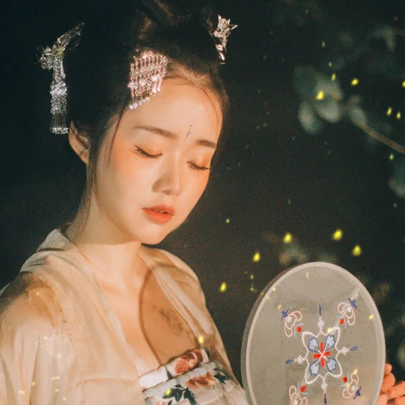 夜景帶團(tuán)扇女生頭像，唯美古風(fēng)真人頭像