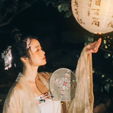 夜景帶團(tuán)扇女生頭像，唯美古風(fēng)真人頭像