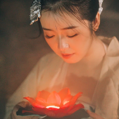 夜景帶團(tuán)扇女生頭像，唯美古風(fēng)真人頭像