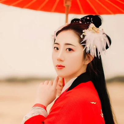 大漠紅衣帶傘女生頭像，唯美古風(fēng)真人頭像