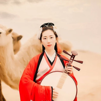 大漠紅衣帶傘女生頭像，唯美古風(fēng)真人頭像