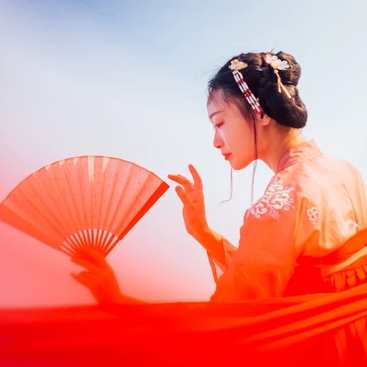 滄海風(fēng)舞帶折扇女生頭像，唯美古風(fēng)真人頭像