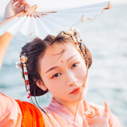 滄海風(fēng)舞帶折扇女生頭像，唯美古風(fēng)真人頭像