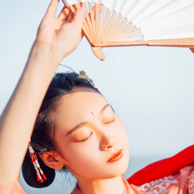 滄海風(fēng)舞帶折扇女生頭像，唯美古風(fēng)真人頭像