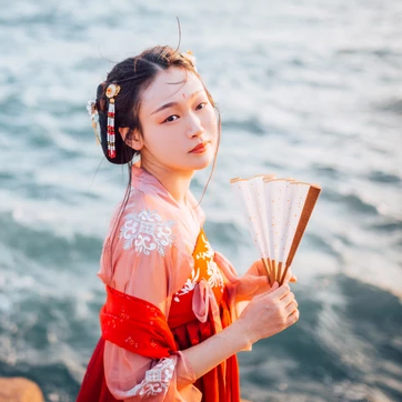 滄海風(fēng)舞帶折扇女生頭像，唯美古風(fēng)真人頭像