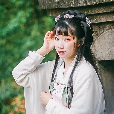 花庭樹(shù)下女生頭像，唯美古風(fēng)真人頭像