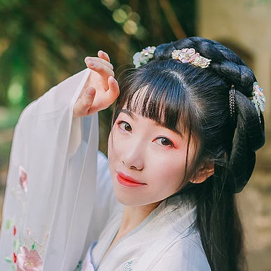 花庭樹(shù)下女生頭像，唯美古風(fēng)真人頭像