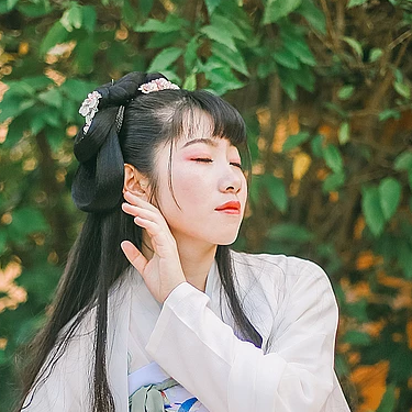 花庭樹(shù)下女生頭像，唯美古風(fēng)真人頭像