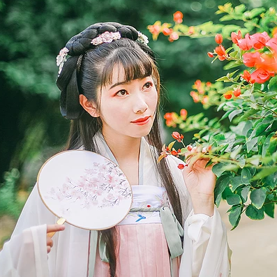 花庭樹(shù)下女生頭像，唯美古風(fēng)真人頭像