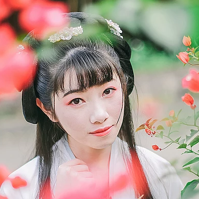 花庭樹(shù)下女生頭像，唯美古風(fēng)真人頭像