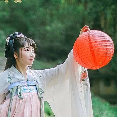 花庭樹(shù)下女生頭像，唯美古風(fēng)真人頭像