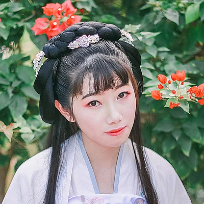 花庭樹(shù)下女生頭像，唯美古風(fēng)真人頭像