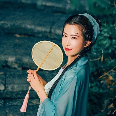 青青帶團扇女生頭像，唯美古風真人頭像