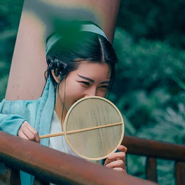 青青帶團扇女生頭像，唯美古風真人頭像