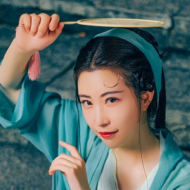 青青帶團扇女生頭像，唯美古風真人頭像