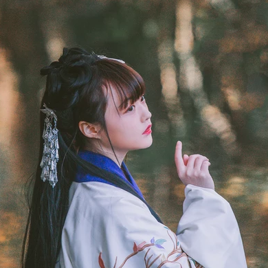 文藝彈琵琶女生頭像，唯美古風真人頭像