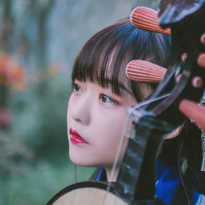 文藝彈琵琶女生頭像，唯美古風真人頭像