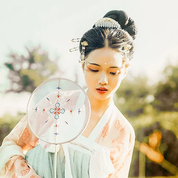 淡雅文藝帶團(tuán)扇女生頭像，唯美古風(fēng)真人頭像
