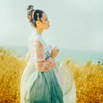 淡雅文藝帶團(tuán)扇女生頭像，唯美古風(fēng)真人頭像