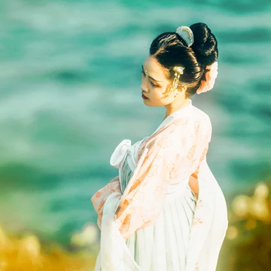 淡雅文藝帶團(tuán)扇女生頭像，唯美古風(fēng)真人頭像