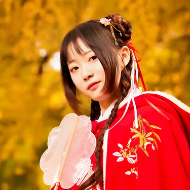 銀杏紅衣閨蜜頭像，唯美古風(fēng)真人頭像