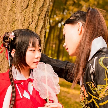 銀杏紅衣閨蜜頭像，唯美古風(fēng)真人頭像