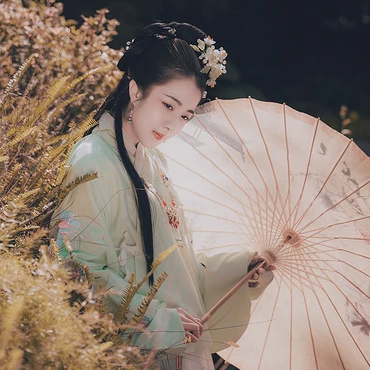 云鶴漢服帶傘頭像，唯美古風(fēng)真人頭像