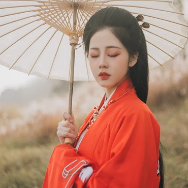 紅衣蒹葭帶傘頭像，唯美古風(fēng)真人頭像