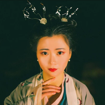 夜晚彈琵琶女生頭像，唯美古風(fēng)真人頭像