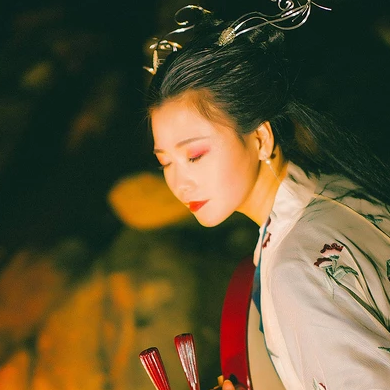 夜晚彈琵琶女生頭像，唯美古風(fēng)真人頭像