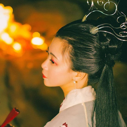 夜晚彈琵琶女生頭像，唯美古風(fēng)真人頭像