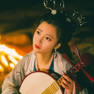 夜晚彈琵琶女生頭像，唯美古風(fēng)真人頭像