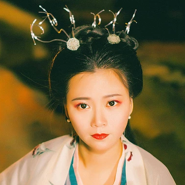 夜晚彈琵琶女生頭像，唯美古風(fēng)真人頭像