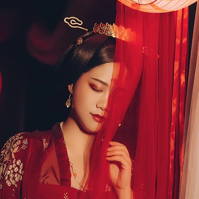 紅衣帶團(tuán)扇女生頭像，唯美古風(fēng)真人頭像