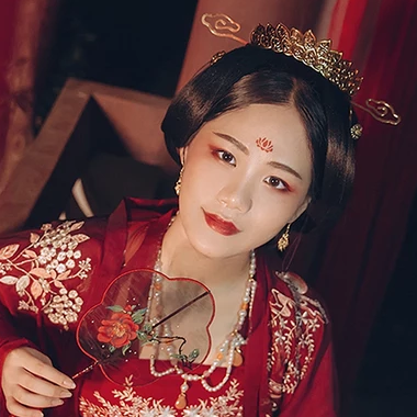 紅衣帶團(tuán)扇女生頭像，唯美古風(fēng)真人頭像