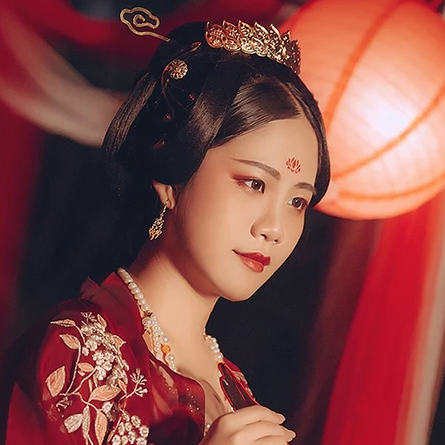 紅衣帶團(tuán)扇女生頭像，唯美古風(fēng)真人頭像
