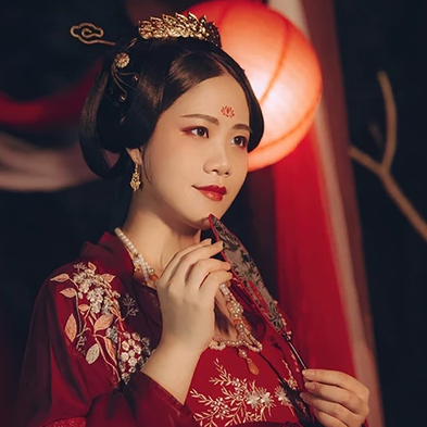 紅衣帶團(tuán)扇女生頭像，唯美古風(fēng)真人頭像