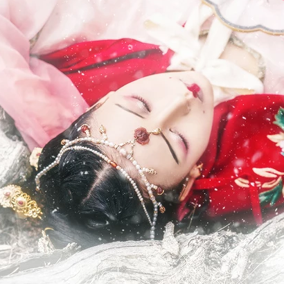 雪花飛舞紅衣女生頭像，唯美古風真人頭像