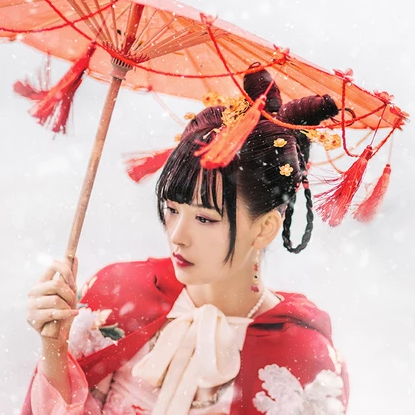 雪花飛舞紅衣女生頭像，唯美古風真人頭像