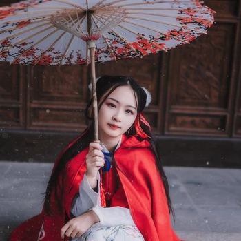 紅衣落雪可愛女生頭像，唯美古風真人頭像