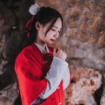 紅衣落雪可愛女生頭像，唯美古風真人頭像