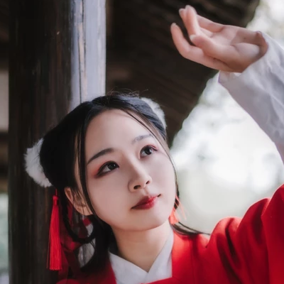 紅衣落雪可愛女生頭像，唯美古風真人頭像