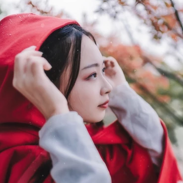 紅衣落雪可愛女生頭像，唯美古風真人頭像