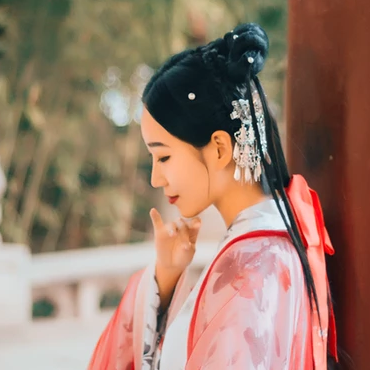 紅紗帶折扇女文藝生頭像，唯美古風真人頭像