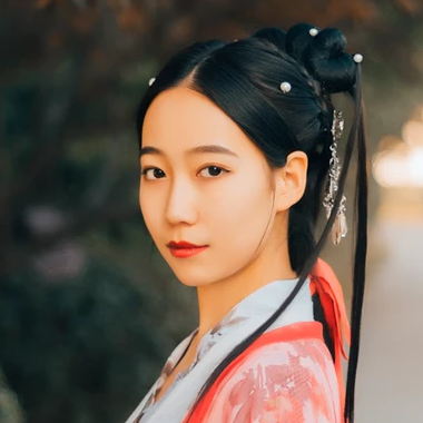 紅紗帶折扇女文藝生頭像，唯美古風真人頭像