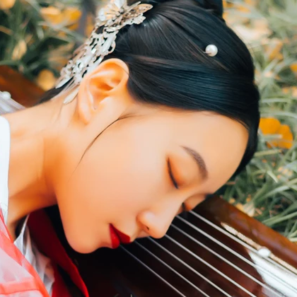 紅紗帶折扇女文藝生頭像，唯美古風真人頭像