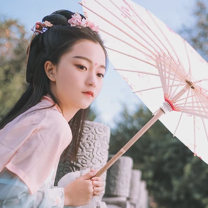 高貴紫衣紅紗帶傘女生頭像，唯美古風真人頭像