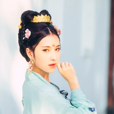 淡青色帶傘女生頭像，唯美古風真人頭像