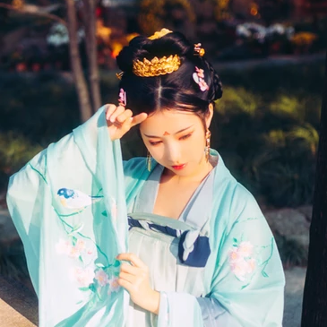 淡青色帶傘女生頭像，唯美古風真人頭像